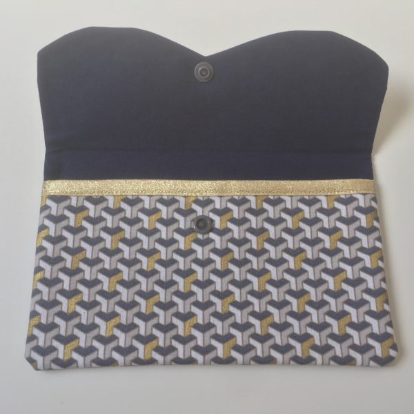 Intérieur pochette grise et dorée